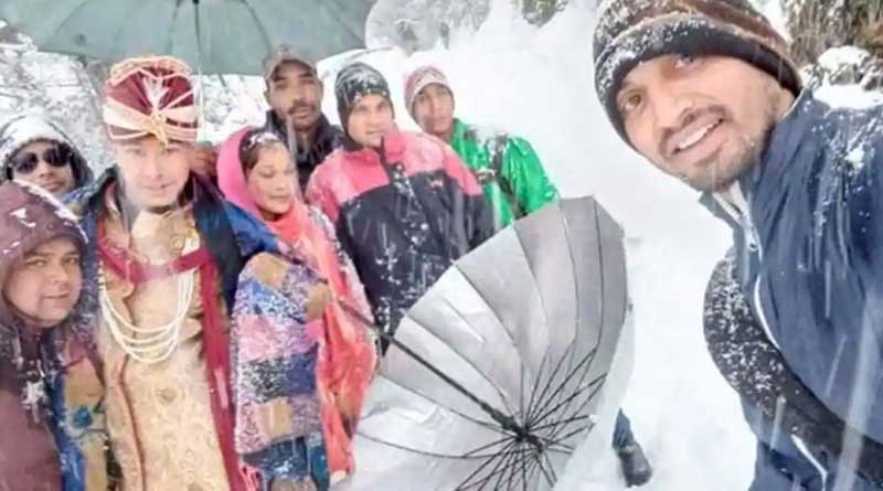 ৬ কিলোমিটার রাস্তা হেঁটে তুষারাবৃত বিয়ের আসরে পৌঁছলেন হবু বর!