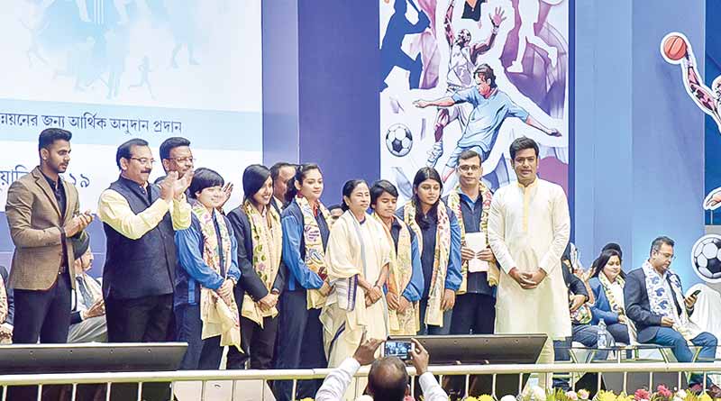 Mamata gives 'Khelashree' awards 