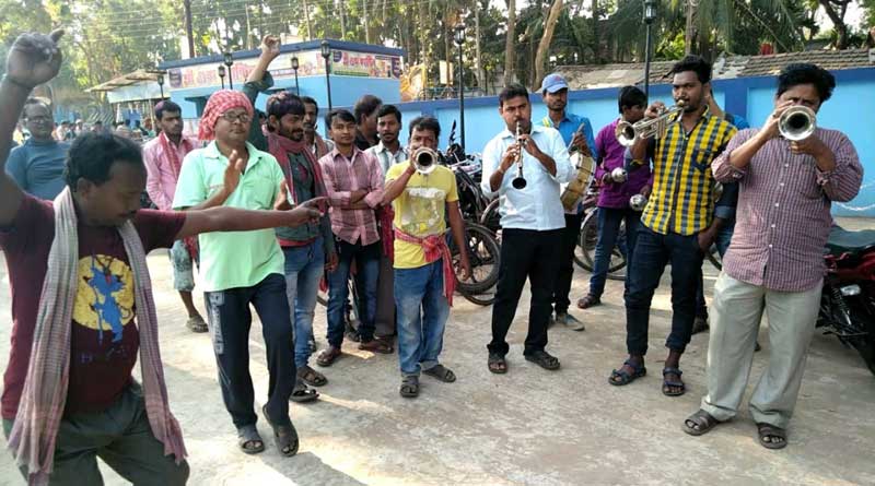 ব্যান্ড পার্টির তালে শ্মশানযাত্রীদের উদ্দাম নাচ, কারণ জানলে চোখ কপালে উঠবে