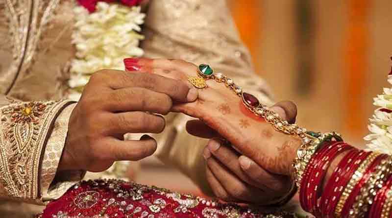 উপহার নয়, আনুন লেখার খাতা! বিয়েতে অভিনব অনুরোধ