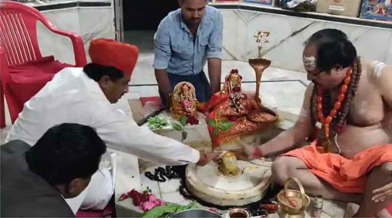 নির্বাচনে জয়, মন্দিরে পুজো দিলেন ‘শিবভক্ত’ মুসলিম মন্ত্রী