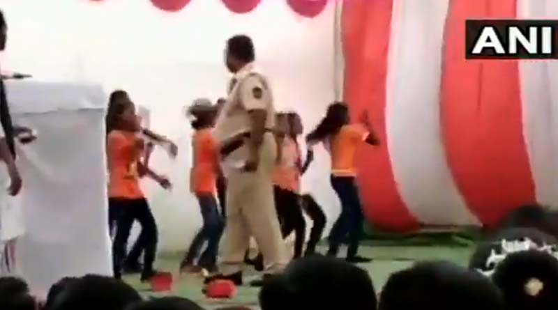 দেশভক্তিমূলক অনুষ্ঠানে উড়ল টাকা, ভাইরাল পুলিশকর্মীর কীর্তি