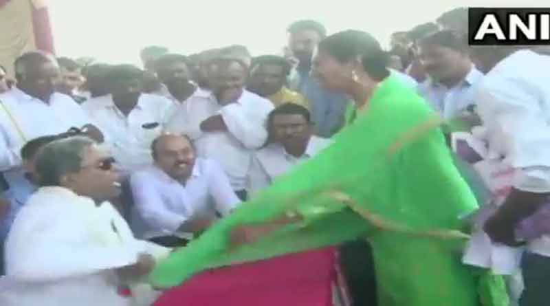 মেজাজ হারিয়ে মহিলার ওড়নায় টান, সিদ্দারামাইয়ার আচরণে অস্বস্তিতে কংগ্রেস