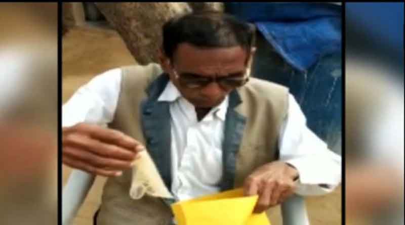 উন্নয়ন নিয়ে প্রশ্ন, জবাবে মিলল খাম ভরতি কন্ডোম  