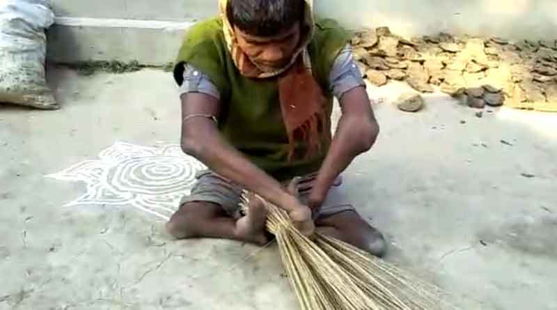 সরু হাতে নেই আঙুল, ঝাঁটা বানিয়ে পরিবার টানছেন প্রতিবন্ধী যুবক