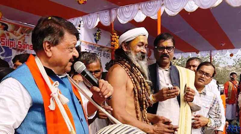 কীর্তনীয়াদের কাছে টানার চেষ্টা! খোল করতালে ‘কৃষ্ণনাম’ কৈলাসের
