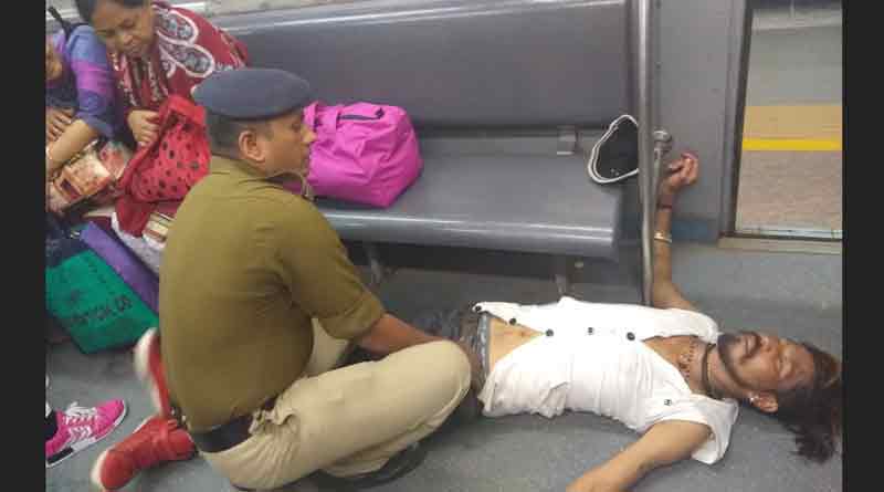 Drunk man boards Kolkata Metro