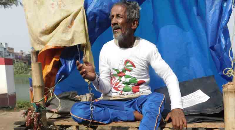 অমানবিক! বাবাকে দু’মাস শিকলে বেঁধে রাখল ছেলে