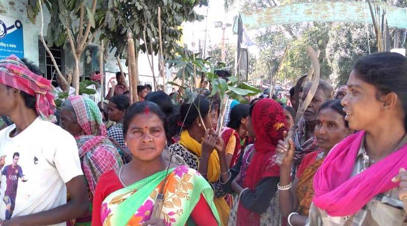 আদিবাসী পড়ুয়াদের হেনস্তা, অভিযুক্তদের কঠোর শাস্তির দাবিতে বিক্ষোভ বালুরঘাটে