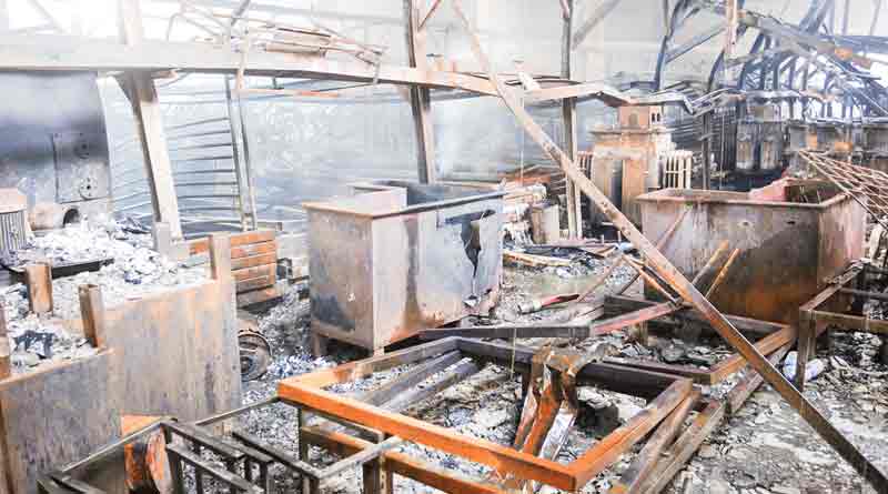 জতুগৃহ প্লাস্টিক কারখানা, ধ্বংসস্তূপ সরিয়ে চলছে ৫ শ্রমিকের খোঁজ