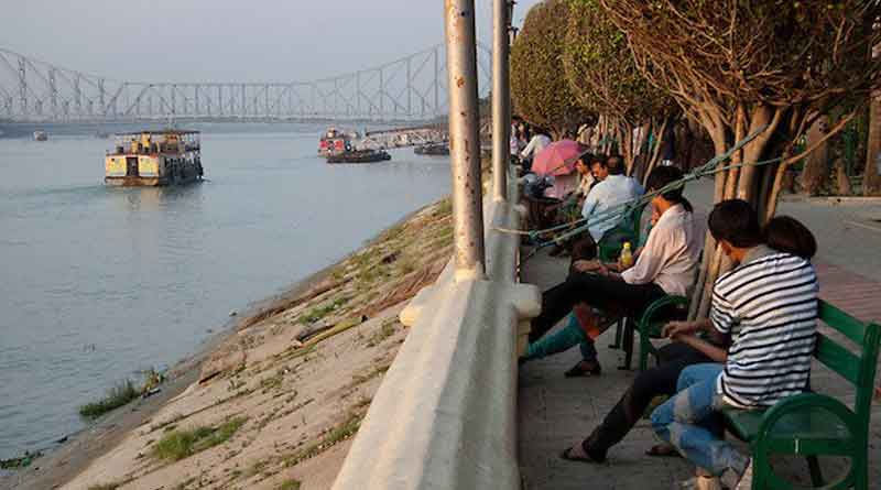 পার্কে ‘দুষ্টুমি’ রুখতে গিয়ে আক্রান্ত মহিলা পুলিশ, কানে কামড় প্রেমিকাদের