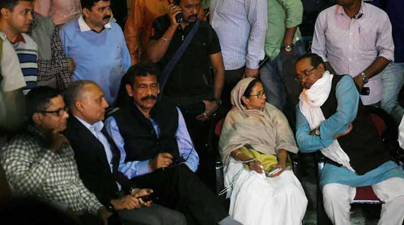 মুখ্যমন্ত্রীর ধরনায় ‘শামিল’, পাঁচ আইপিএসের সব পদক কেড়ে নিতে পারে কেন্দ্র