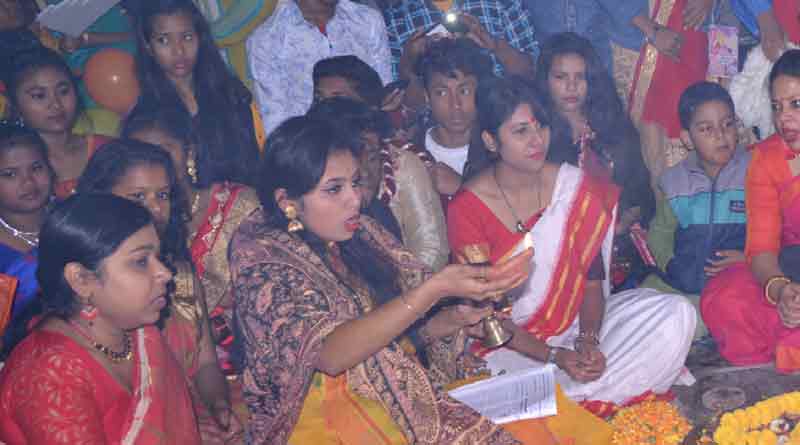 পুরোহিতের আসনে ছাত্রী, প্রথাভাঙা বাণীবন্দনা শিলিগুড়ির স্কুলে