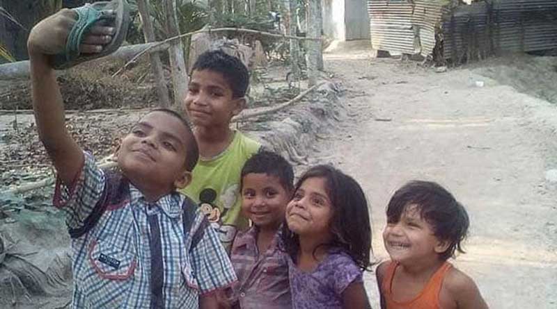 ‘জুতো হাতে তোলা সেলফি ফটোশপের কারিকুরি’ অমিতাভের টুইটে বিতর্ক