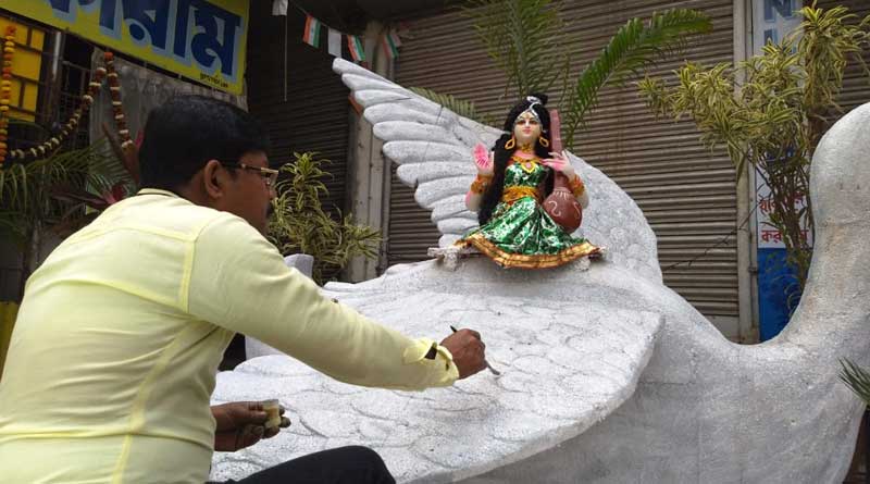 সম্প্রীতির ছবি, একার কাঁধে বাগদেবীর মণ্ডপ সাজান বনগাঁর মহিবুল