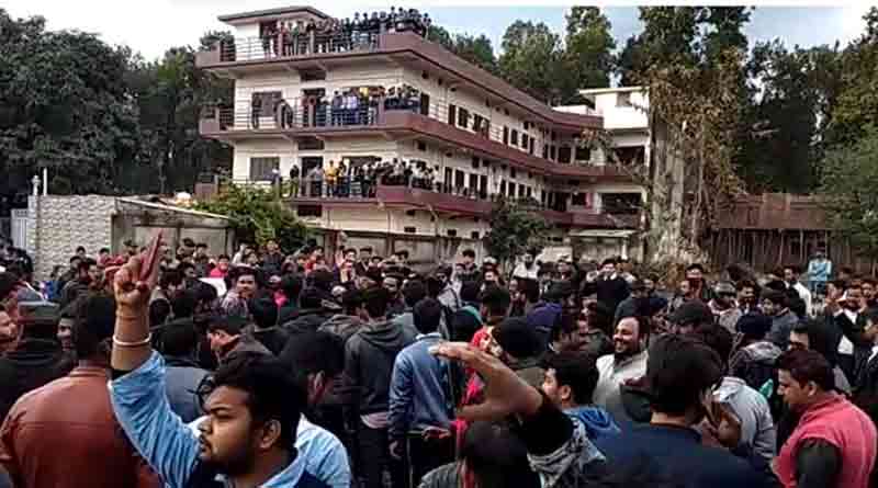 Kashmiri students return home