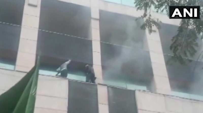 নয়ডার হাসপাতালে ভয়াবহ অগ্নিকাণ্ড, আতঙ্কে জানলা থেকে ঝাঁপ রোগীদের