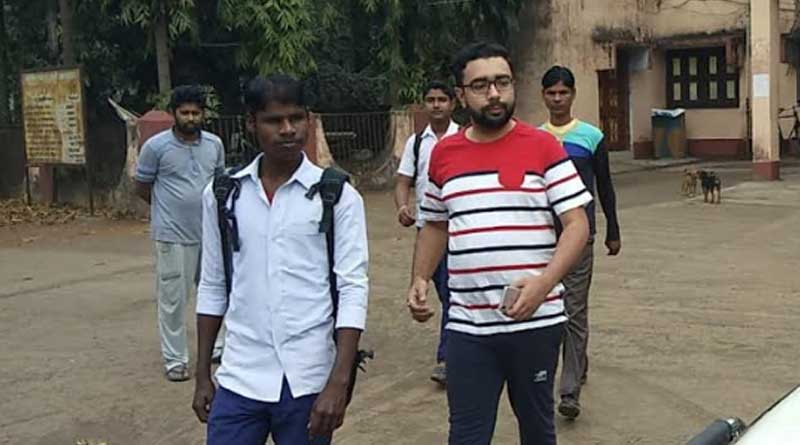 দৃষ্টিহীন পরীক্ষার্থীকে পরীক্ষাকেন্দ্রে পৌঁছে দেওয়ার ব্যবস্থা করলেন বিডিও