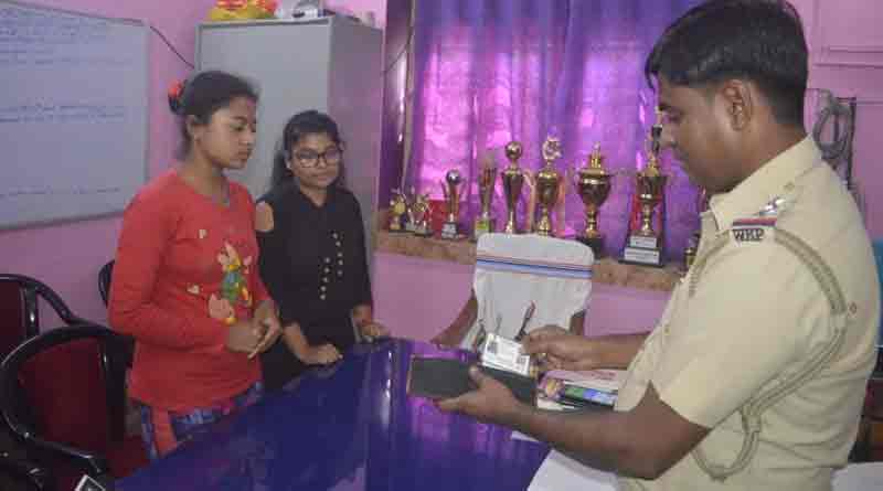 সততার নজির, টাকা ভরতি মানিব্যাগ থানায় ফেরত দিল দুই ছাত্রী