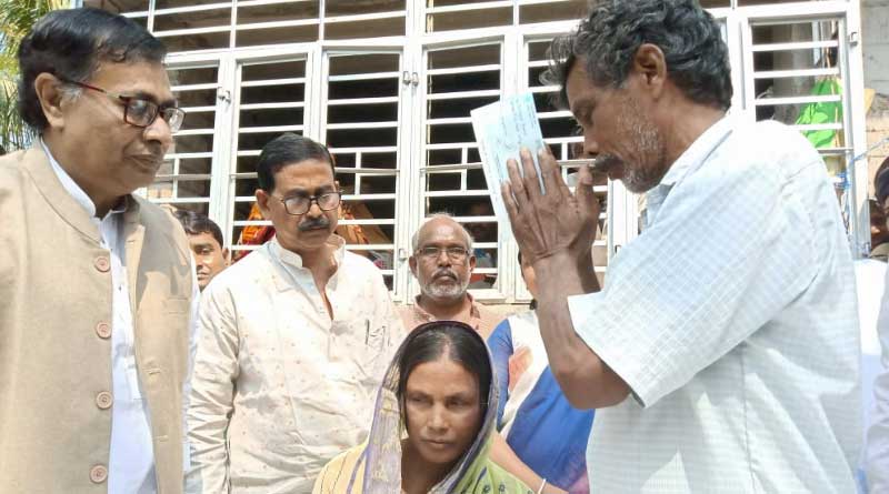 শহিদ সুদীপ বিশ্বাসের পরিবারকে পাঁচ লক্ষ টাকার চেক দিলেন মন্ত্রী উজ্জ্বল বিশ্বাস