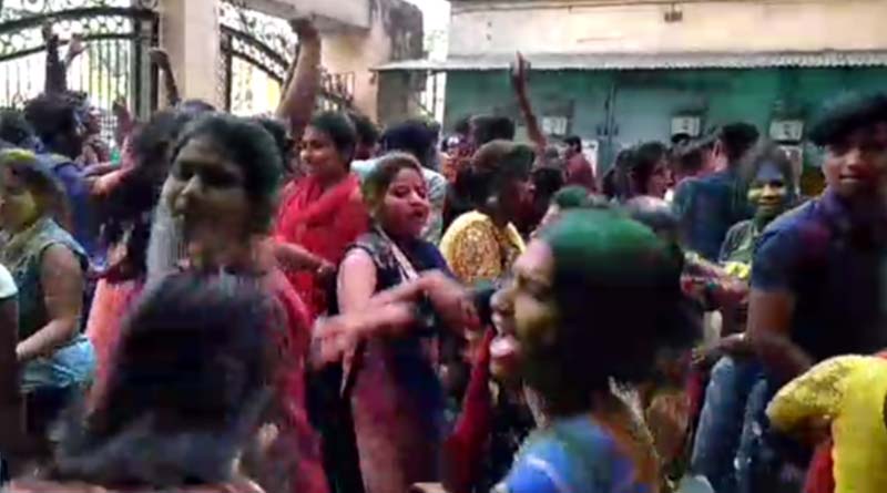 বসন্তোৎসবে চটুল গানে উদ্দাম নাচ কলেজ পড়ুয়াদের, ভাইরাল ভিডিও