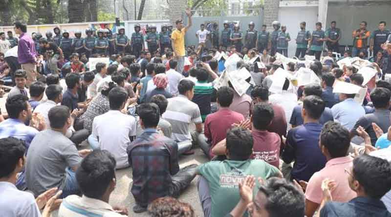 ছাত্র সংসদ নির্বাচন ঘিরে উত্তপ্ত ঢাকা বিশ্ববিদ্যালয়, অবস্থান বিক্ষোভে পড়ুয়ারা