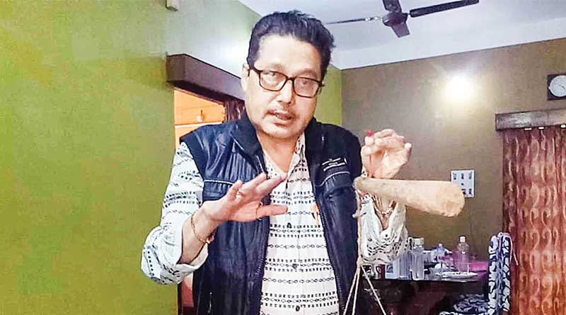 স্টেথোস্কোপের বদলে হাতে তুলাযন্ত্র, গবেষণায় ব্যস্ত চিকিৎসক