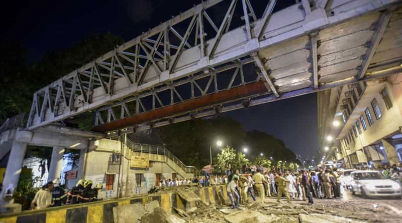 মুম্বইয়ে ফুটব্রিজ ভেঙে মৃত বেড়ে ৬, রেলমন্ত্রীর পদত্যাগের দাবিতে সরব কংগ্রেস