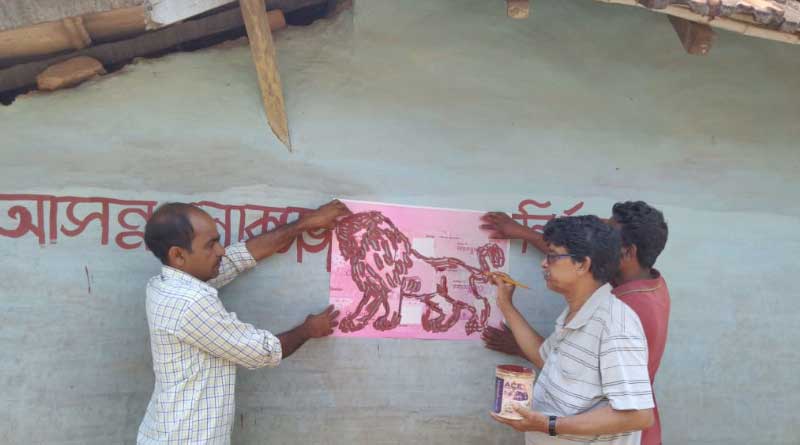 Forward bloc workers use lion's mold for wall painting.