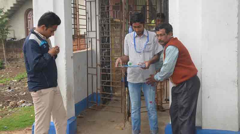 পড়ে রয়েছে মেটাল ডিটেক্টর, চেকিং ছাড়াই হলে ঢুকছে উচ্চমাধ্যমিক পরীক্ষার্থীরা
