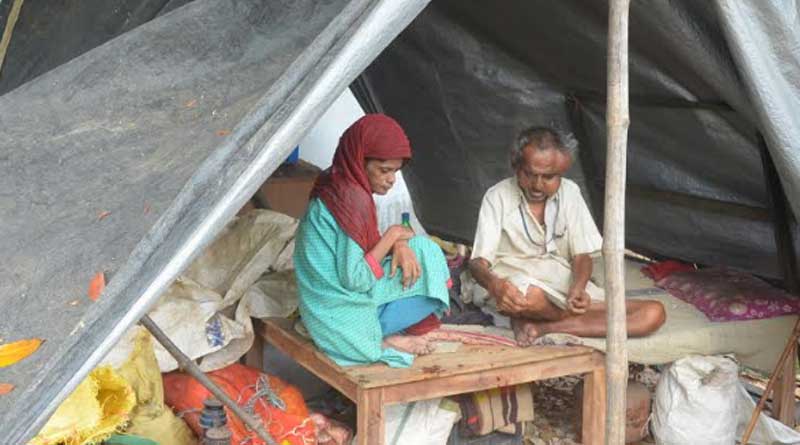 বিদ্যুতের বিল মেটাতে না পারায় বৃদ্ধ ভাড়াটিয়াকে পথে বসাল বাড়িওয়ালা