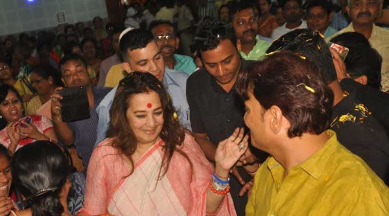 ‘ঝগড়া নয়,আপন করে কাছে টেনে নিন’, কর্মিসভায় বার্তা মুনমুনের
