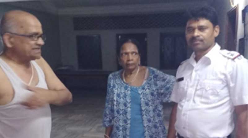 Kolkata Police help lost old to get back home