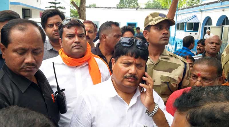 Arjun Singh's Convoy stopped by Police, searched and BJP Worker arrested