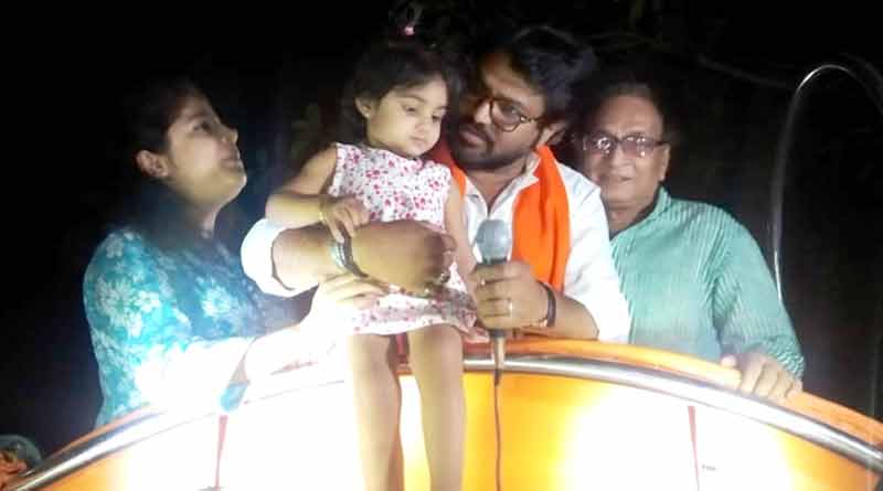 ভোটপ্রচারে বাবুলের পাশে স্ত্রী ও কন্যা, বিঁধলেন মুখ্যমন্ত্রীকে