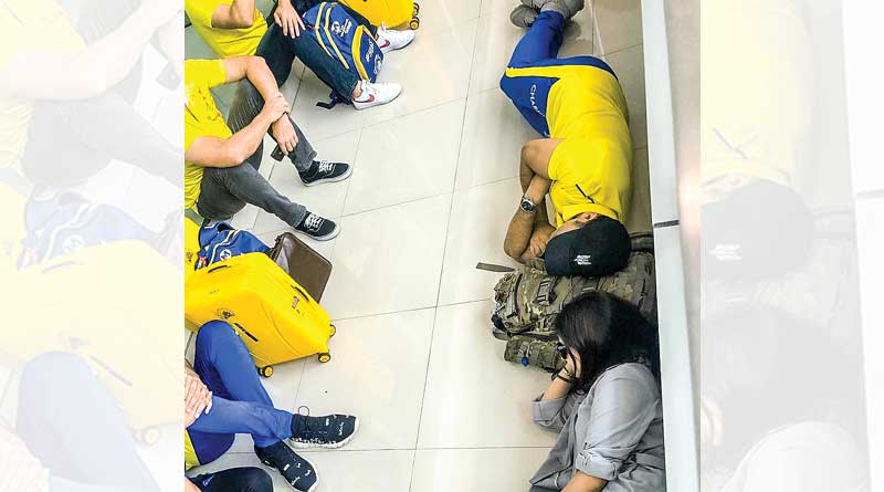 MS Dhoni shaers photo of Sakshi and him sleep on airport floor