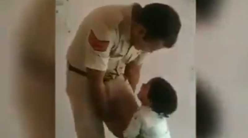 পুলিশ অফিসার বাবাকে কাজে যেতে বাধা খুদের, দেখুন মর্মস্পর্শী ভিডিও