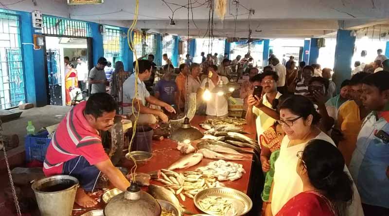 ভোটের ব্যস্ততা সামলে সুগৃহিণীর মতো ব্যাগ হাতে বাজারে লকেট