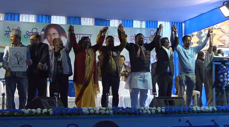 পাহাড়ের আবেগ না বুঝে ভোট পাওয়াই লক্ষ্য, অমিত শাহকে খোঁচা মমতার