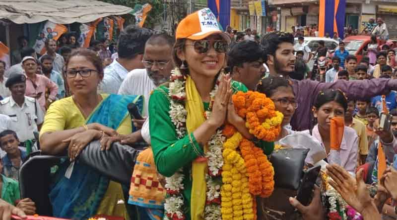 প্রচারের মাঠে ফুটবলে কিক দিয়ে খুদেদের মন জয় মিমির, দেখুন ভিডিও