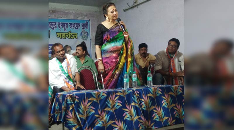 ‘ভোটে জিতলে গান শোনাব’, প্রচারে বাবুলকে খোঁচা মুনমুনের
