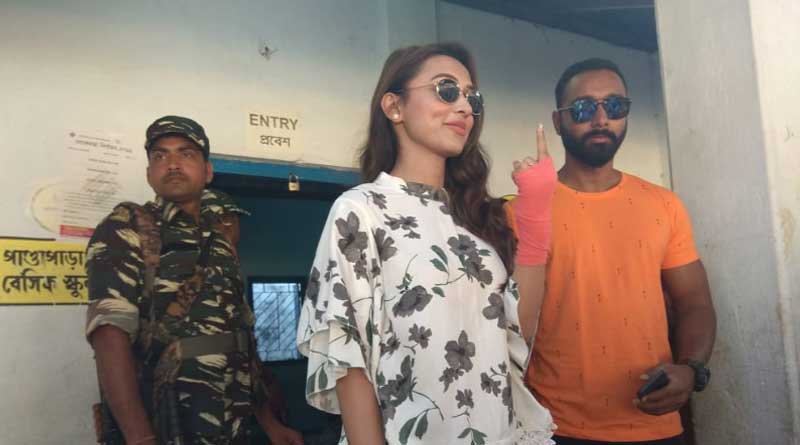 লোকসভা ভোট Live: জলপাইগুড়িতে লাইনে দাঁড়িয়ে ভোট দিলেন মিমি চক্রবর্তী