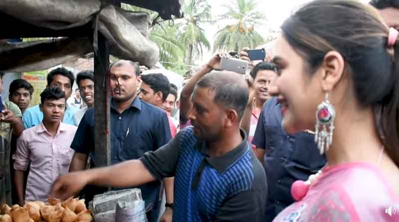রাস্তার পাশের দোকান থেকে সিঙাড়া কিনে কটাক্ষের মুখে নুসরত