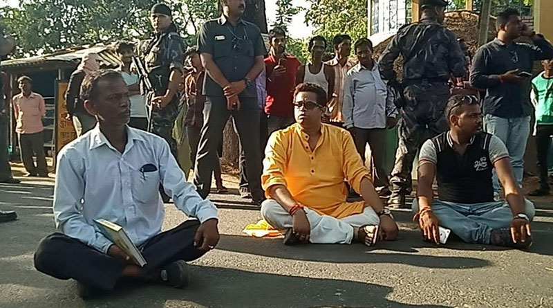 কালো পতাকা দেখিয়ে সৌমিত্র খাঁর বিরুদ্ধে বিক্ষোভ, থানা অবরোধ বিজেপি প্রার্থীর