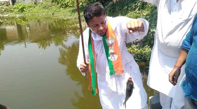 ছিপ হাতে মাছ ধরতে বসলেন অধ্যাপক! প্রচারে চমক অনুপম হাজরার