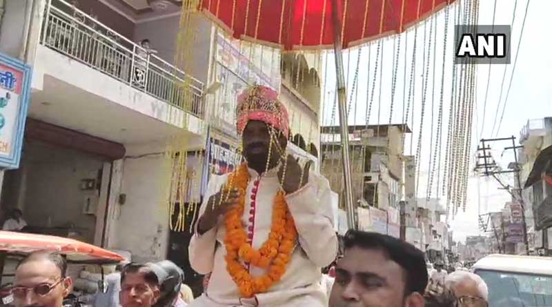 বর সেজে ঘোড়ায় চেপে মনোনয়ন জমা দিতে গিয়ে বিপাকে প্রার্থী
