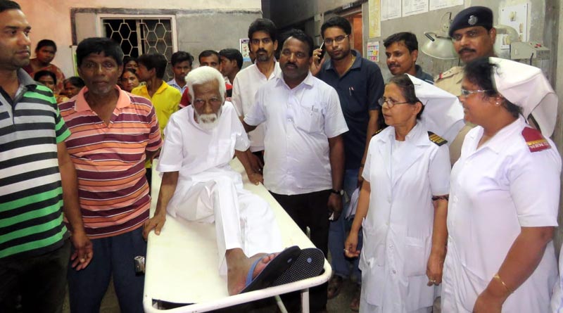 An old man returns home from Ghatal after 30 years