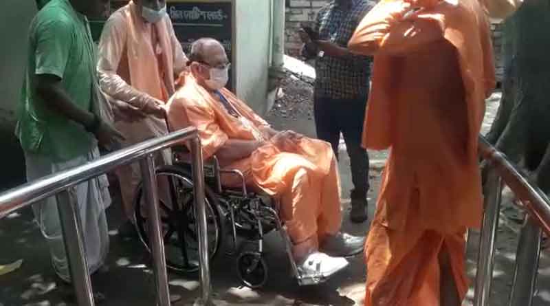 Chief of Iskcon, Nabadwip Swami Jaypataka Maharaj casts his vote