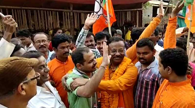 Congress and BJP candidate hug in public in Burdwan's Katwa
