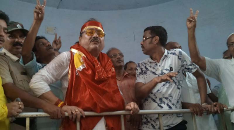 ভাটপাড়া উপনির্বাচনের মনোনয়ন পেশ মদন মিত্রর, ভিন্ন সাজে নজর কাড়লেন